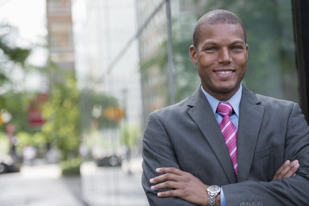 imagem de pessoa de braços cruzados sorrindo