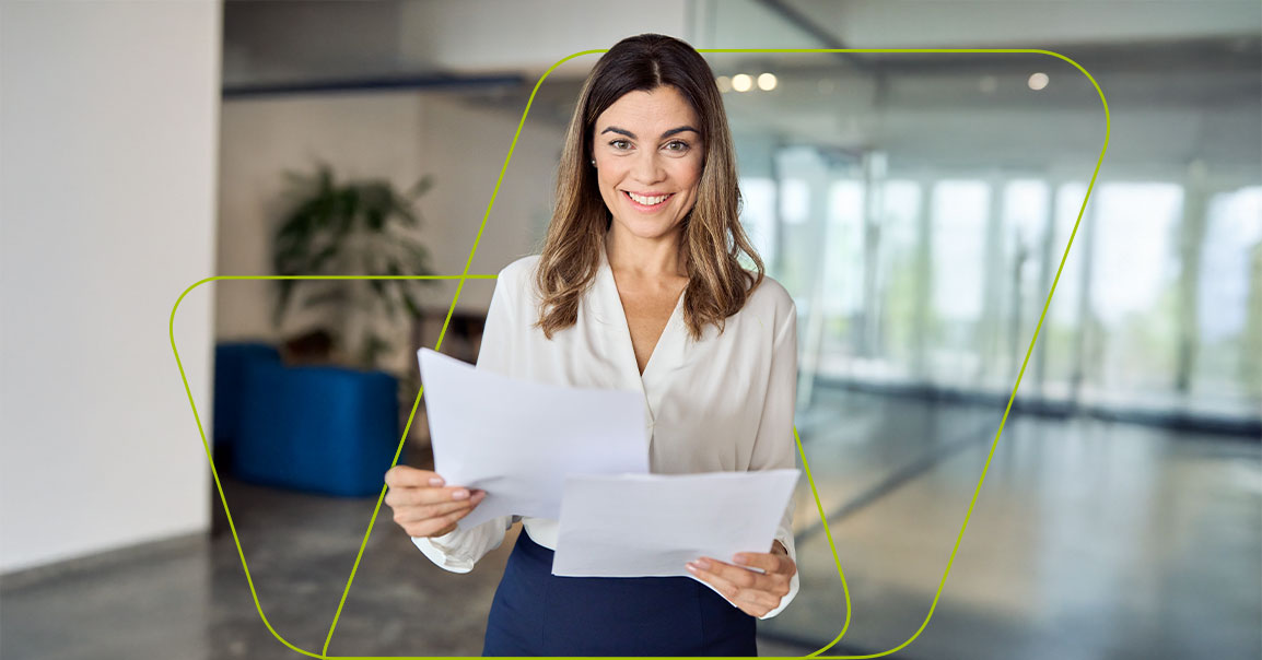 imagem de pessoa com papéis na mão