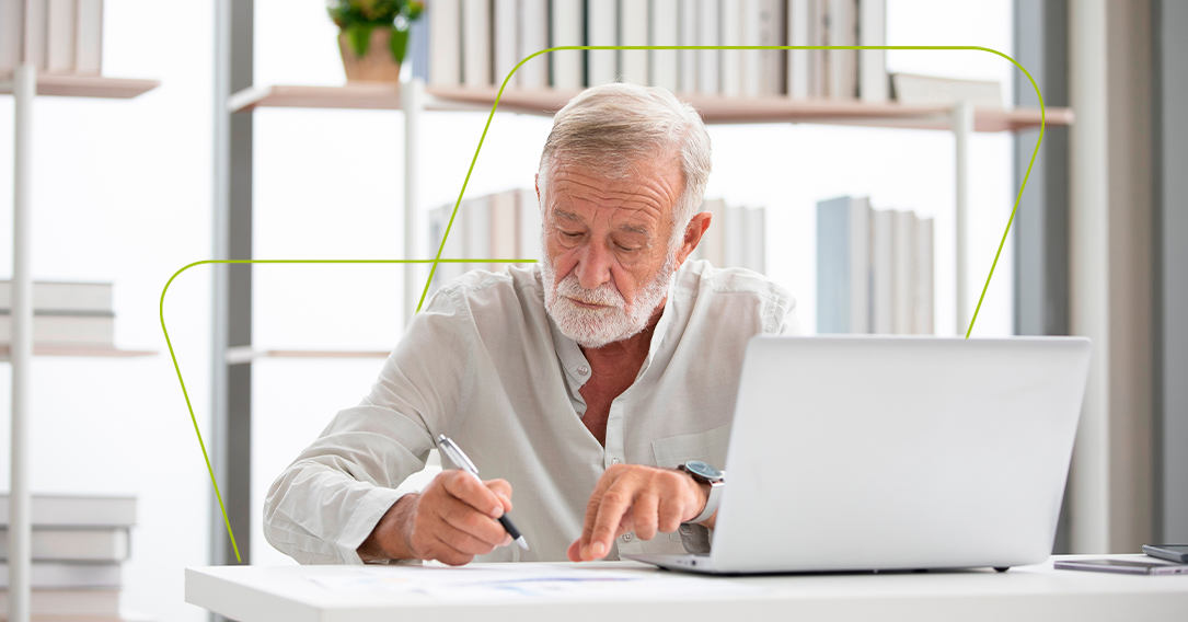 imagem de pessoa idosa mexendo no computador