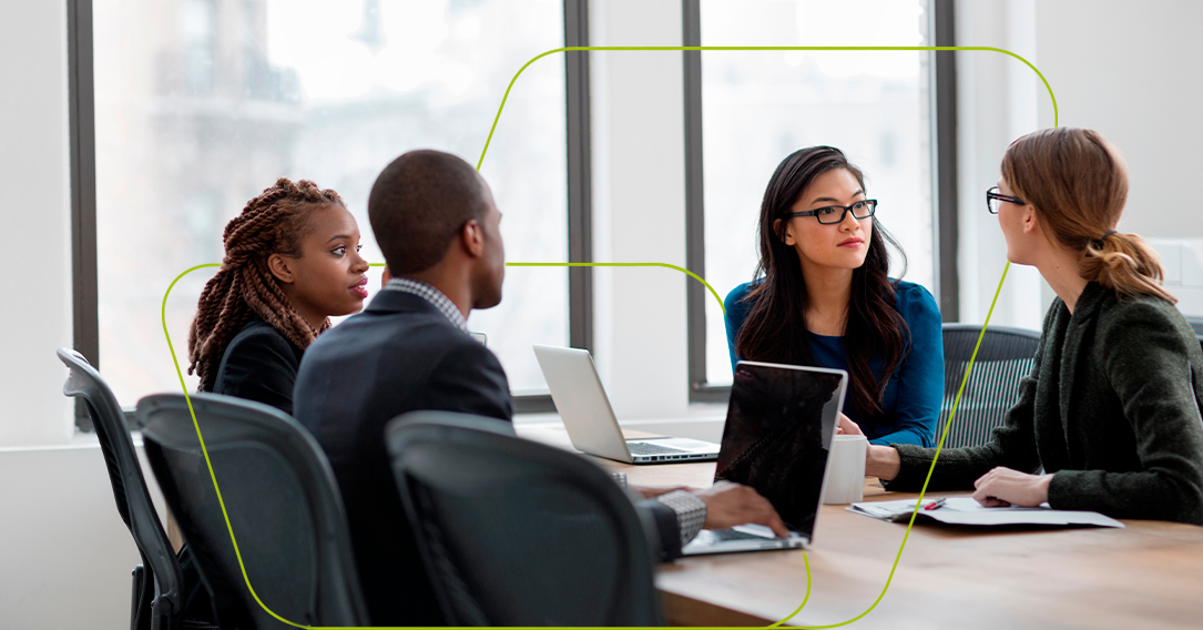 imagem de pessoas sócias conversando em mesa