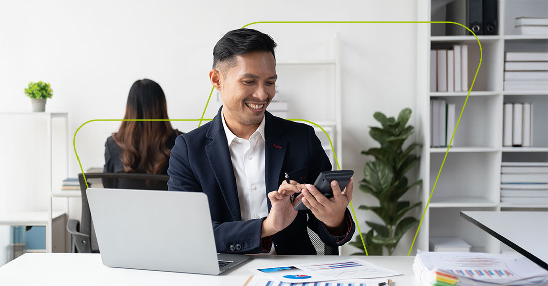 imagem de pessoa feliz usando calculadora