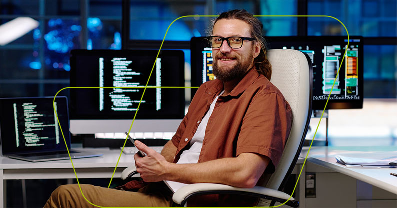 imagem de pessoa programadora sentada na mesa