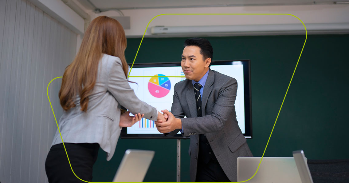 imagem de pessoa apertando mão de outra