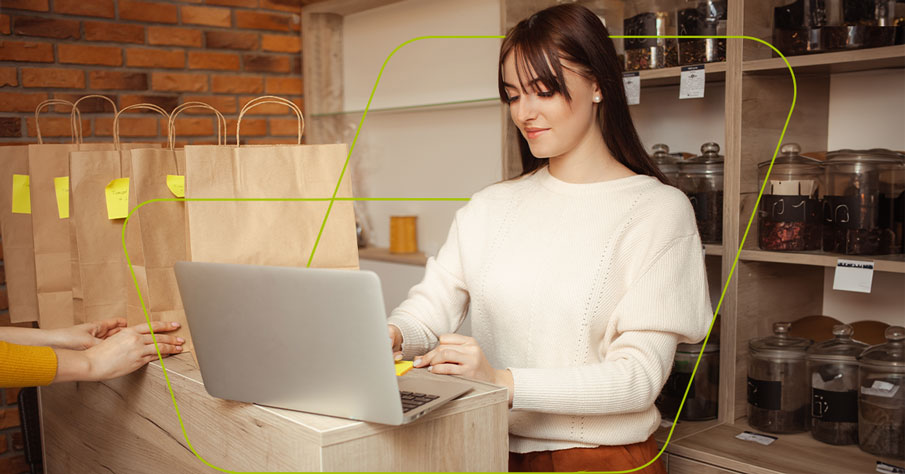 imagem de pessoa mexendo no computador