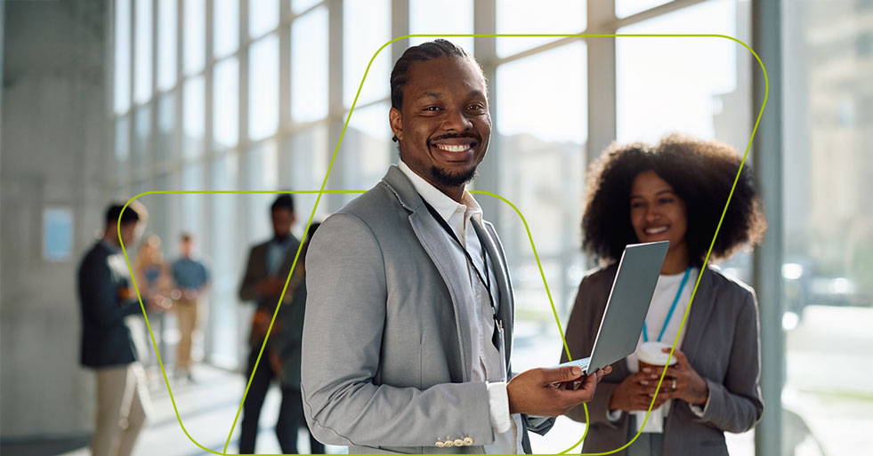 Imagem de pessoa em pé ao lado de outros colegas de trabalho