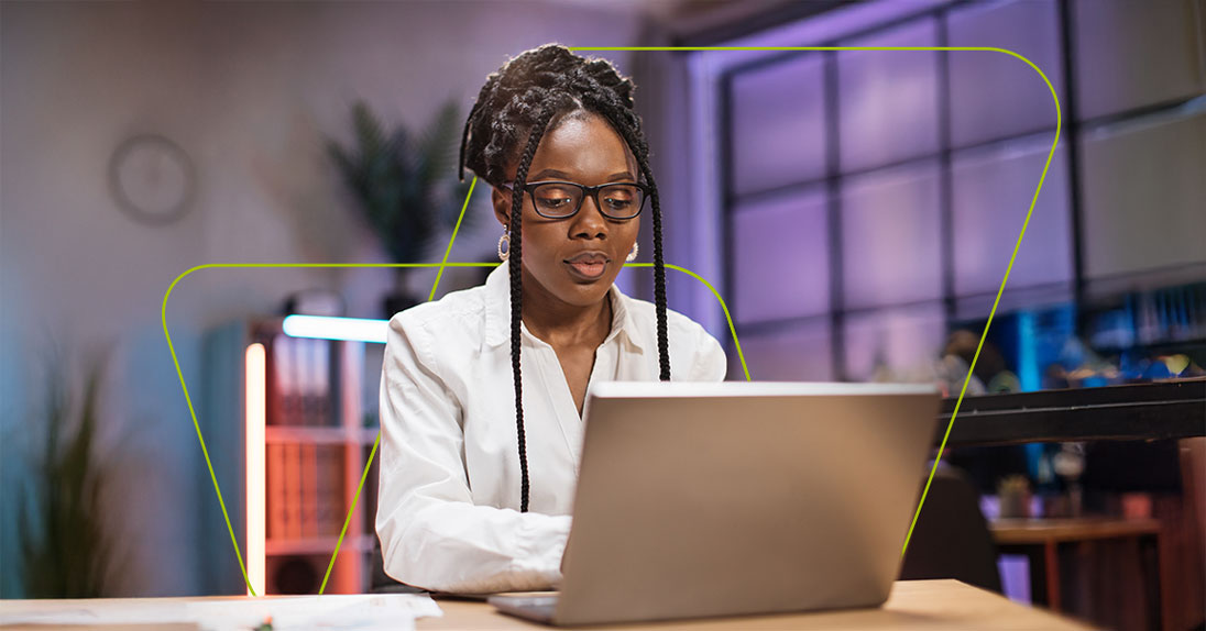 Imagem de pessoa em notebook pesquisando como emitir nota fiscal em manaus