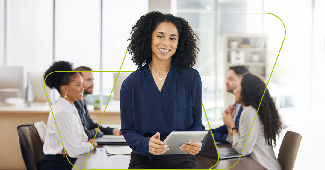 imagem de pessoa sorrindo para camera com laptop