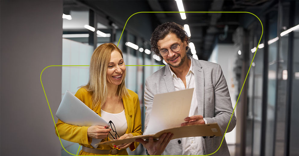 imagem de pessoa olhando para papel e sorrindo