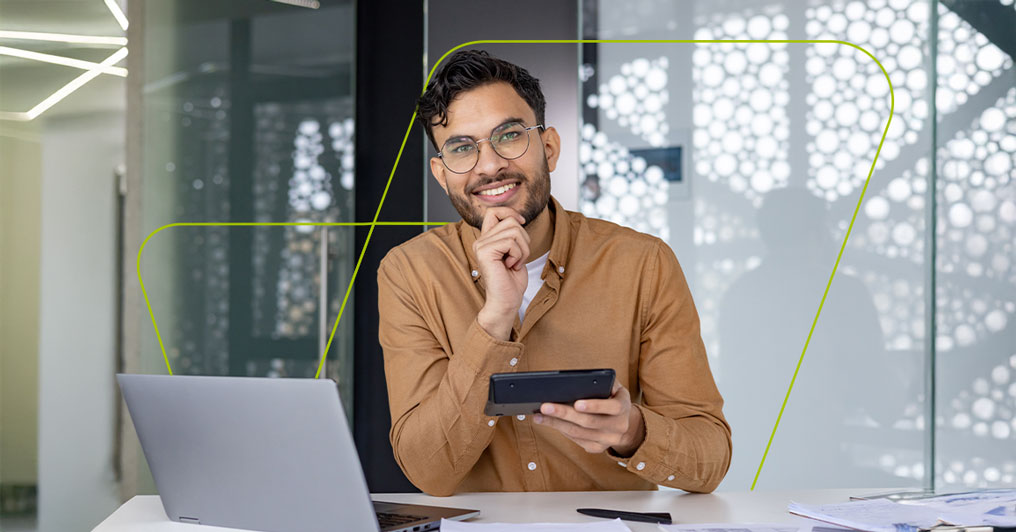 capa do artigo "como abrir contabilidade online" e mostra pessoa com dedo no queixo e sorrindo