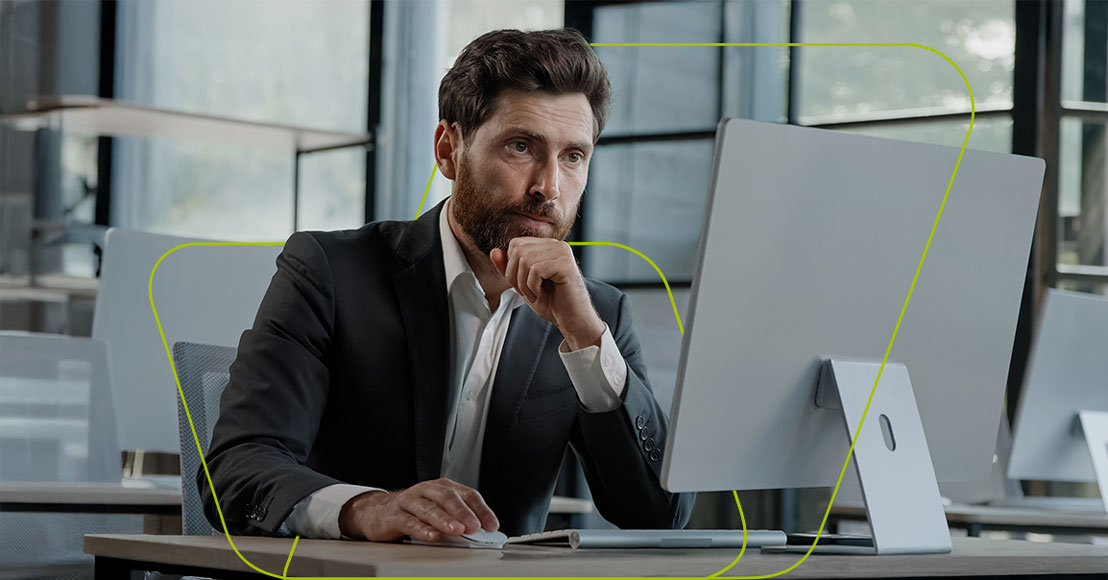 imagem de pessoa pensando em notebook