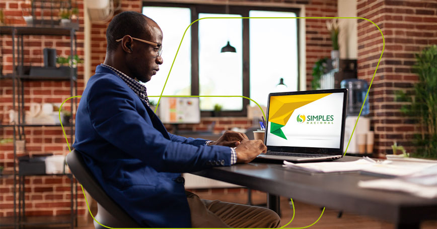 imagem de pessoa com pc de Simples Nacional