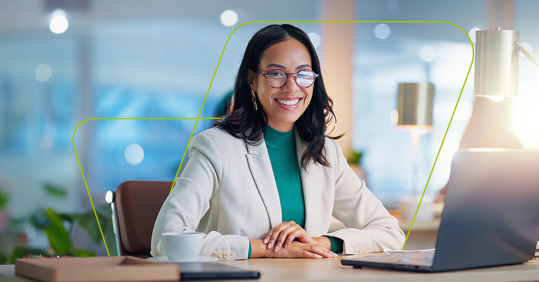 imagem de pessoa com braços na mesa e sorrindo