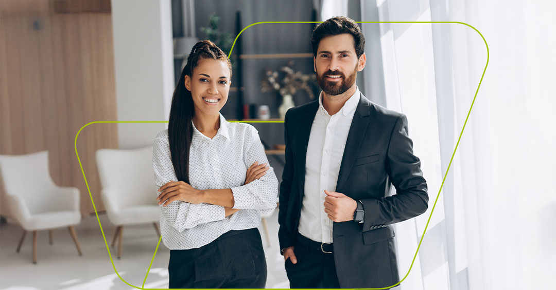 Imagem de duas pessoas trabalhando em escritório