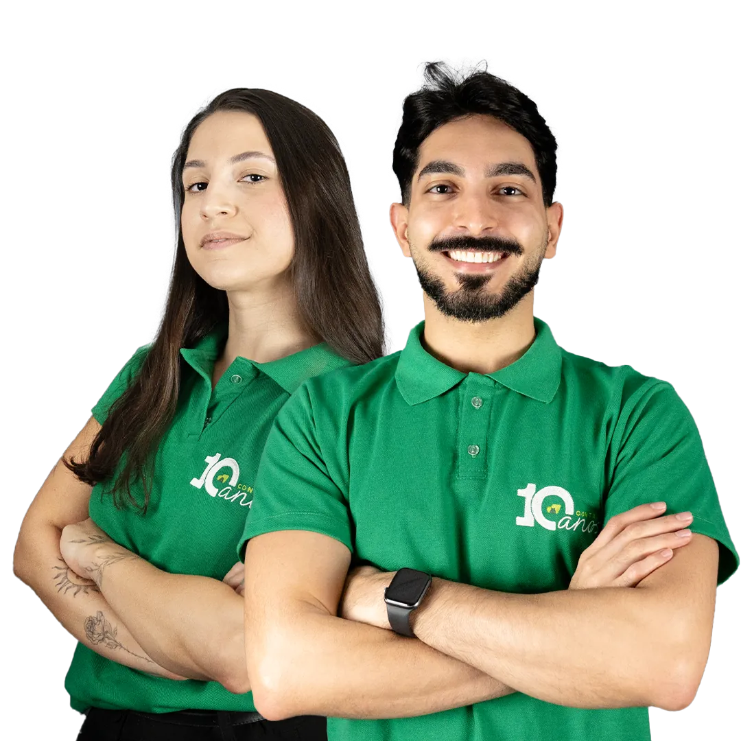 Dois especialistas do time da Contajá, de braços cruzados, com a camisa verde da empresa