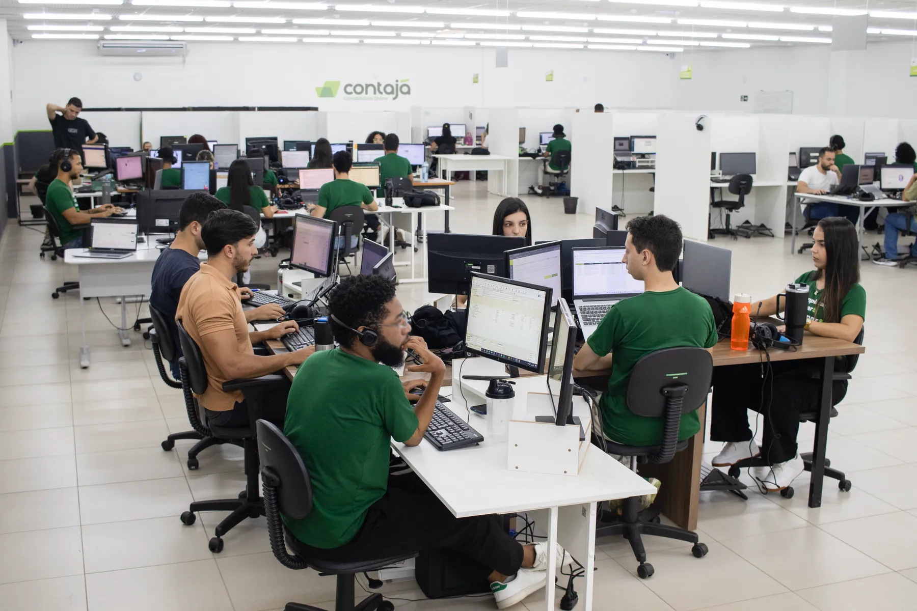 Time da Contajá trabalhando no escritório da empresa