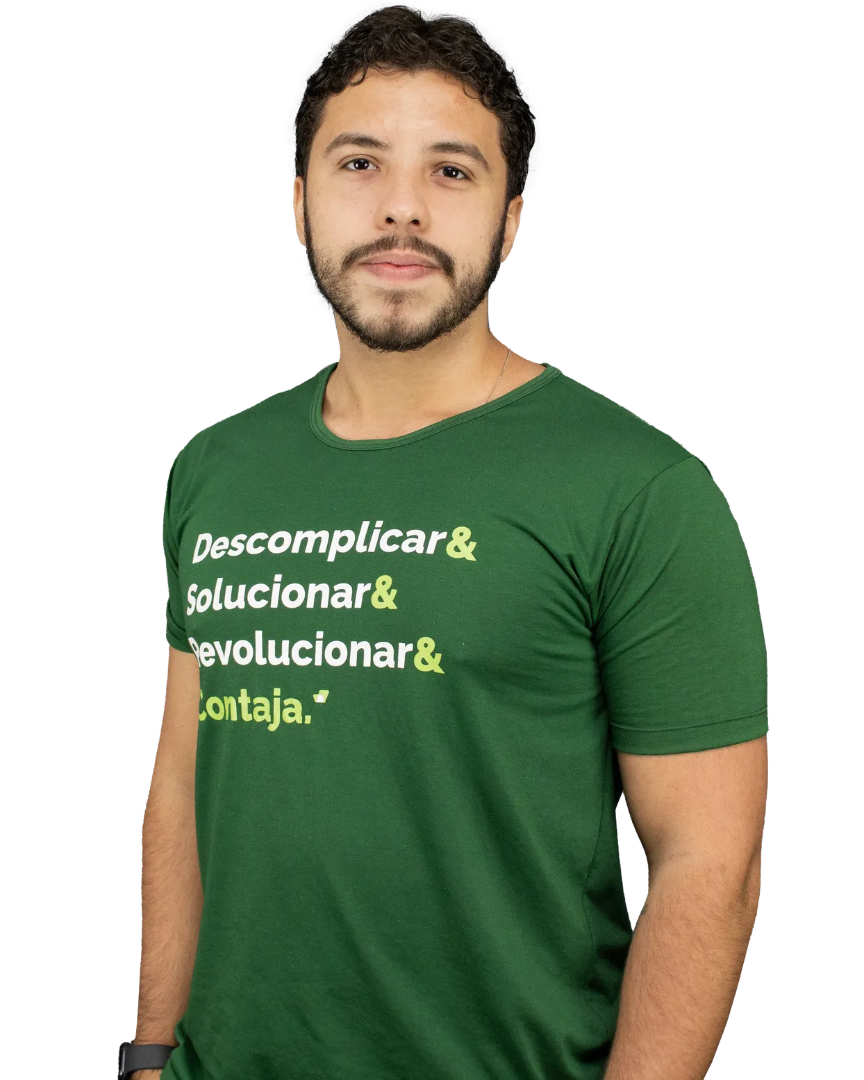 Especialista da Contajá olhando para a câmera, com a camiseta verde da empresa
