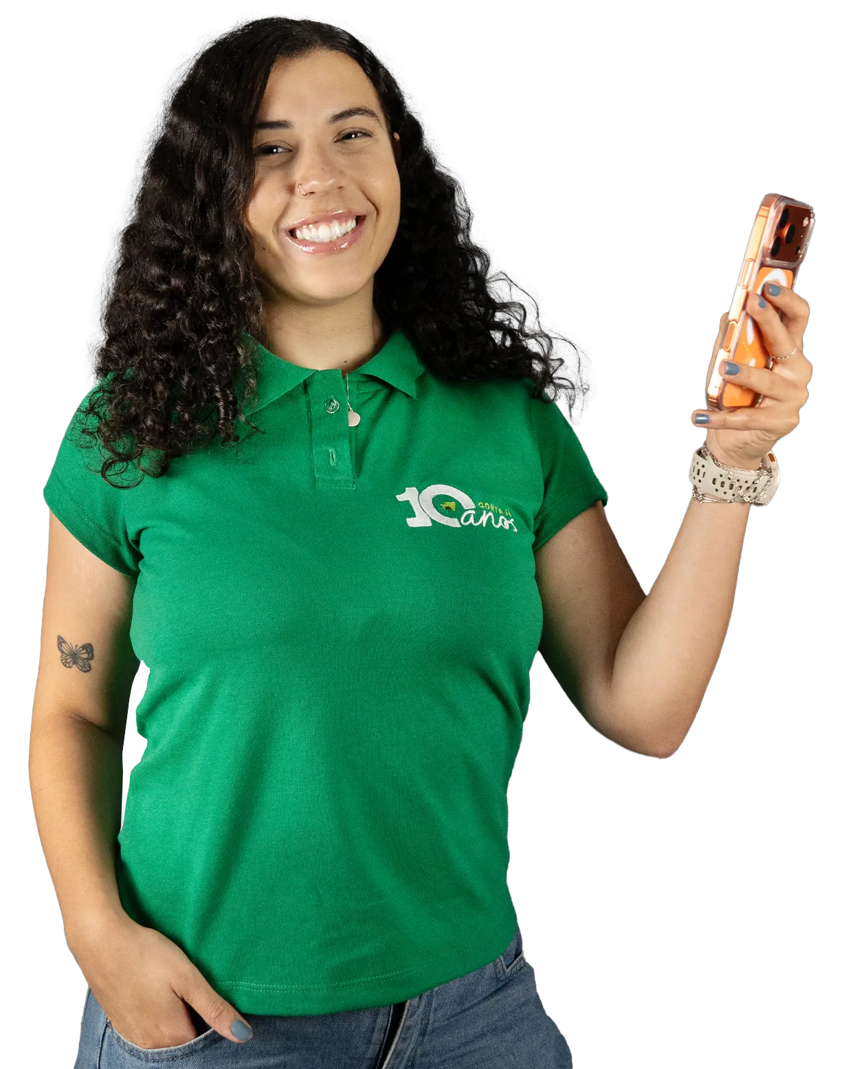 Especialista da Contajá sorrindo, com o celular erguido na mão