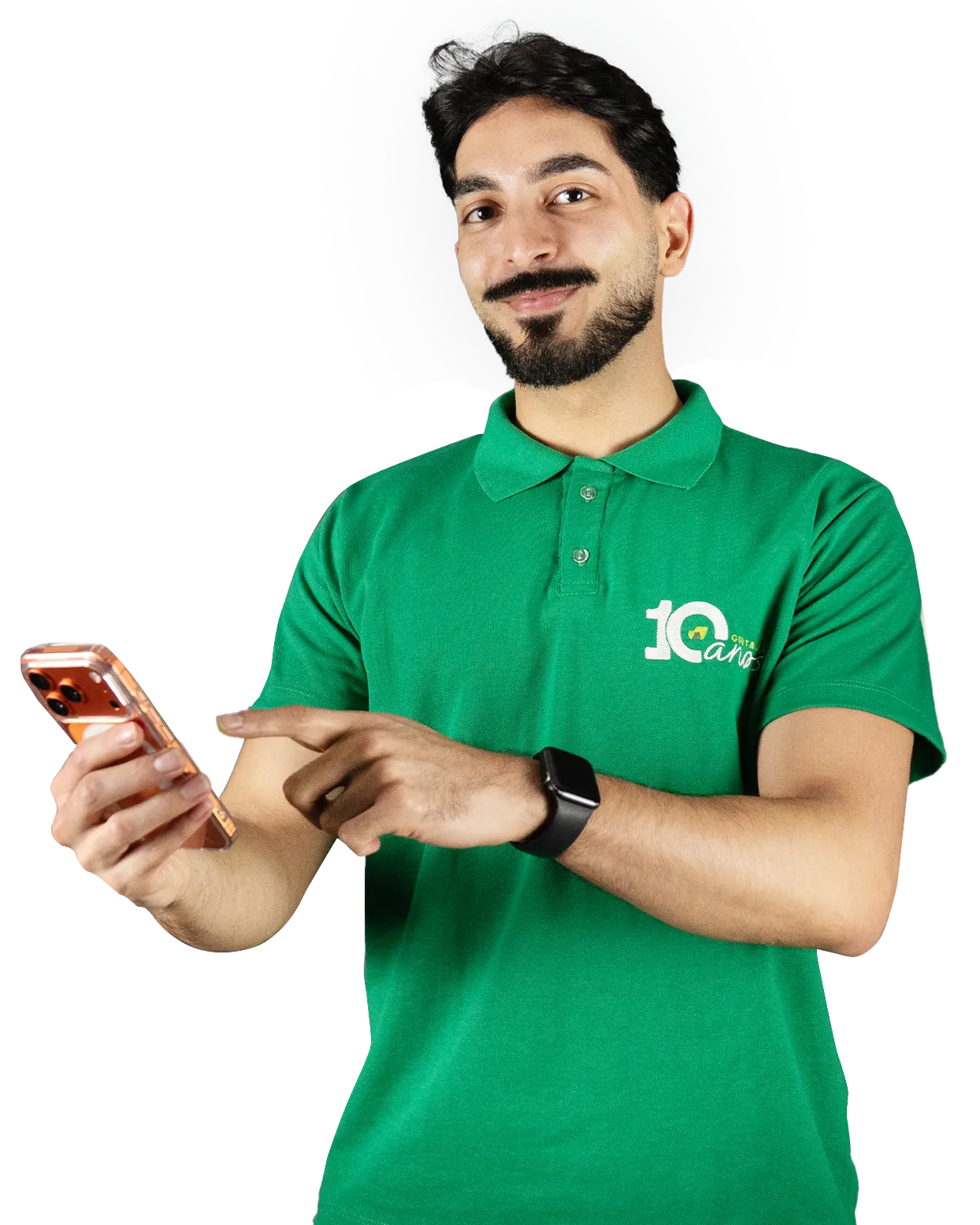 Especialista da Contajá sorrindo, apontando para o celular na mão