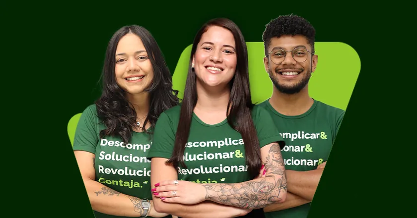 Três pessoas do time da Contajá com a camiseta verde da empresa, sorrindo lado a lado
