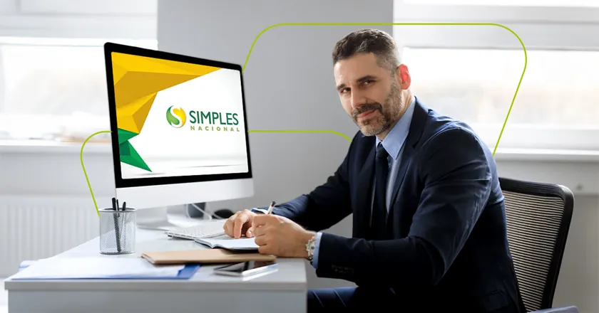 Advogado no computador com a tela do Simples Nacional aberta