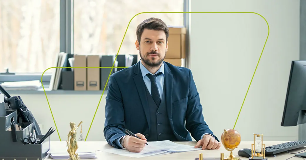 Advogado no escritório revisando documentos de registro