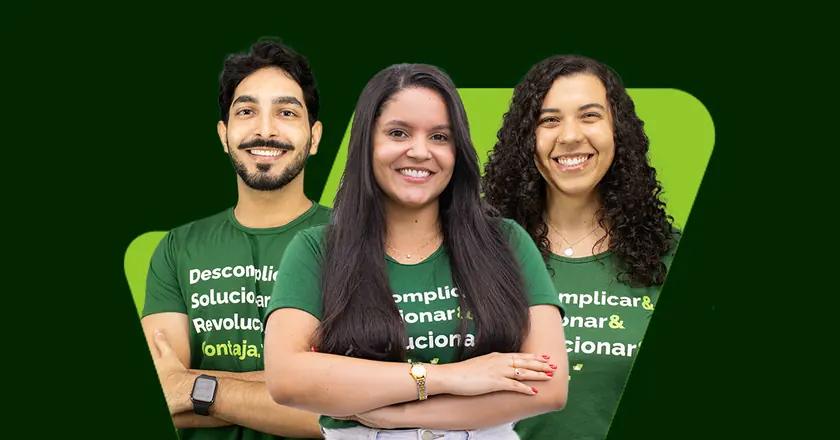 Três pessoas do time da Contajá de camiseta verde da empresa, sobre fundo verde escuro