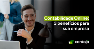 Homem branco, com cabelo curto, vestindo um blazer preto está sorrindo e está de frente para um notebook. No canto direito da imagem, está o título do artigo: "Contabilidade Online: 5 benefícios para sua empresa"