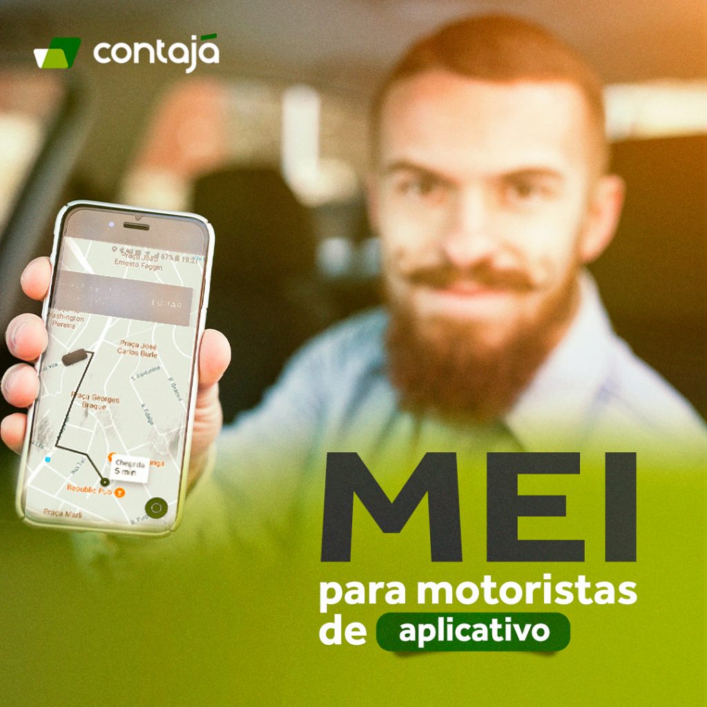 Homem branco jovem de barba e bigode ruivos, segurando um celular com um aplicativo de transporte aberto. Essa imagem apresenta o artigo: "Vantagens do MEI para motoristas de aplicativo"