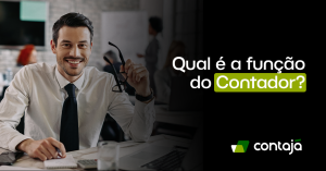 Homem branco, vestindo uma camisa social branca e uma gravata preta. Ele está sorrindo e com uma das mãos, ele segura um óculos de grau preto. Na outra mão ele segura uma caneta. Ele está sentado de frente para uma mesa. No canto direito da imagem, está o título do artigo: "Qual é a função do contador?"