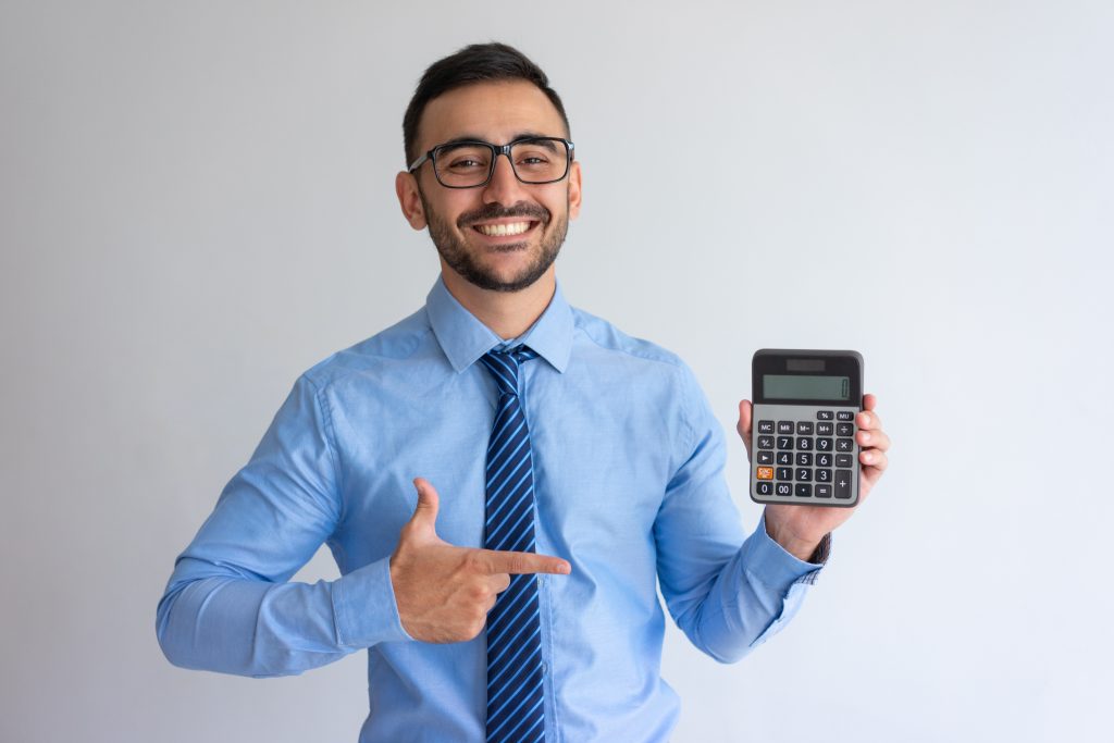 Homem vestindo blusa social e gravata azul, segurando uma calculadora. Essa imagem serve para ilustrar um artigo da Contajá Contabilidade, de título "Como trocar de Contador: Entenda o Processo".