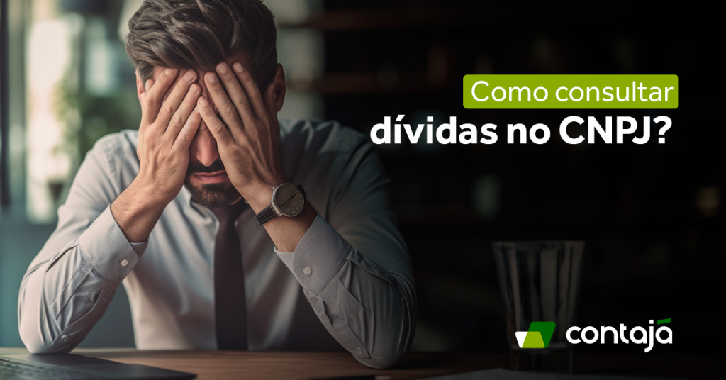 Empresário colocando as mãos no rosto. Ele veste uma blusa social cinza, uma gravata marrom e um relógio preto no braço. Ao seu lado, o título do artigo "Como consultar dívidas no CNPJ?"