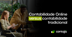 Um homem e uma mulher está olhando para um notebook que está sobre uma mesa de escritório. No canto direito da imagem, está o título do artigo: "Contabilidade online versus contabilidade tradicional"