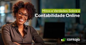 Mulher sorridente negra adulta. Ela tem cabelo castanho afro com cachos, usa óculos redondos e está vestindo uma blusa social marrom. Ao seu lado, está o título do artigo: "Mitos e Verdades Sobre a Contabilidade Online"