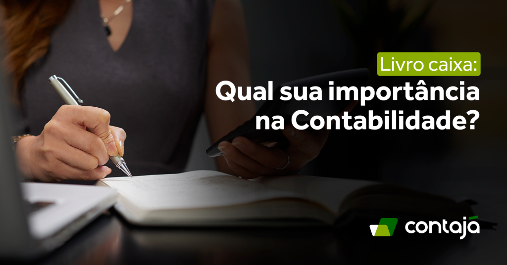 Mulher segurando uma caneta escrevendo num livro. Na imagem, aparece um computador e um celular, e apenas suas mãos e parte do seu torso estão visíveis. Ao lado, está o título do artigo "Livro caixa: Qual sua importância na Contabilidade?"