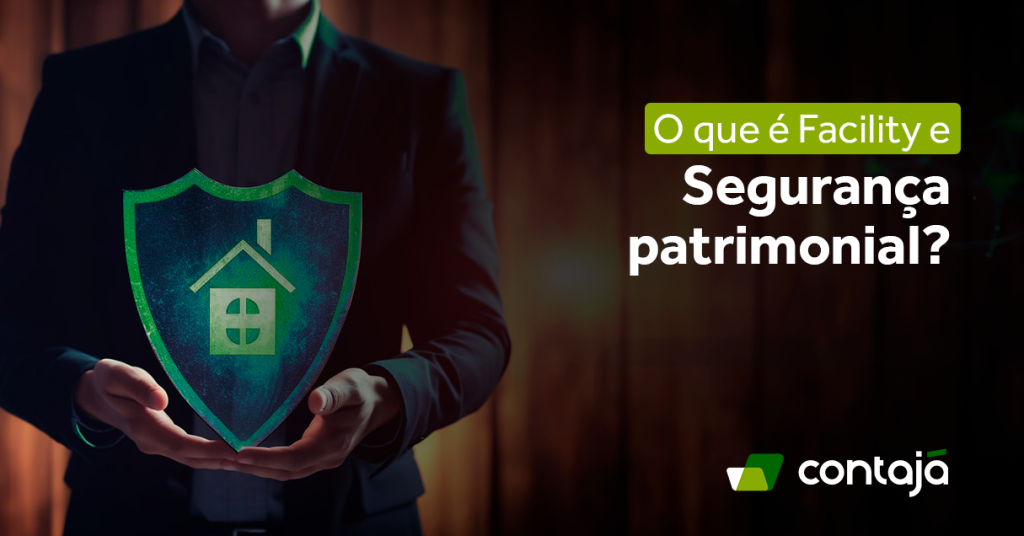 Homem em plano detalhe segurando um escudo com uma casa dentro. Ele veste terno e camisa social. Ao seu lado, o título do artigo: O que é Facility e Segurança patrimonial?