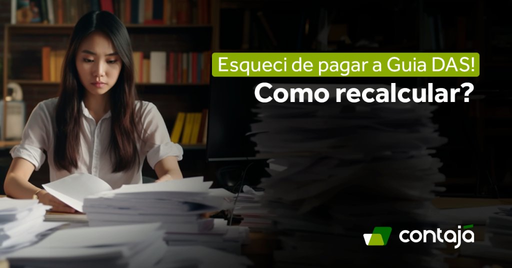 Mulher, jovem, de cabelo castanho e blusa social branca. Ela vê várias folhas a sua frente. Ao lado, o título do artigo: "Esqueci de pagar a guia DAS! Como recalcular?"