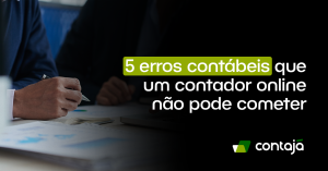 A mão de uma pessoa está segurando uma caneta cinza. Essa mãos está sobre uma mesa com várias folhas de papel, nessa mesa também tem dinheiro. No canto direito da imagem, está o título do artigo: "5 erros contábeis que um contador online não pode cometer"