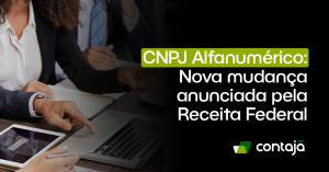 Pessoas estão de frente para um notebook cinza, elas estão observando a tela do computador. No canto direito da imagem, está o título do artigo: "CNPJ Alfanumérico: nova mudança anunciada pela Receita Federal"