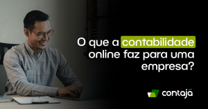 Homem branco, vestindo uma camisa cinza de manga longa está trabalhando em um notebook. No canto direito da imagem, está o título do artigo: "O que a contabilidade online faz para uma empresas?"